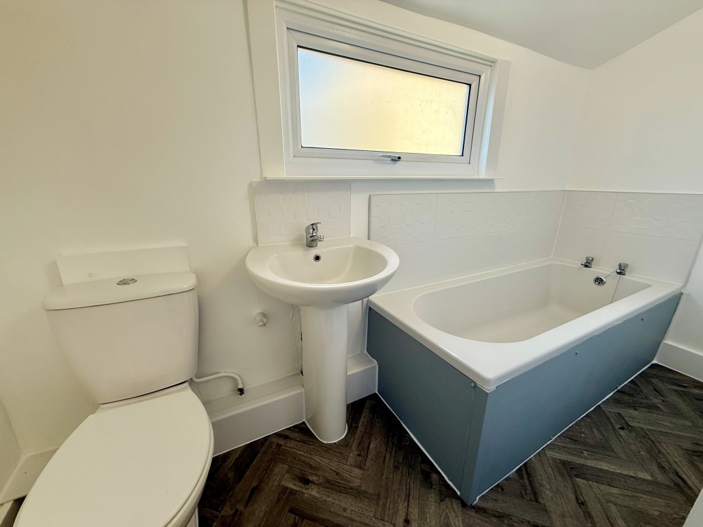 Lot: 13 - SHOP WITH ONE-BEDROOM FLAT ABOVE - Flat bathroom with W.C.